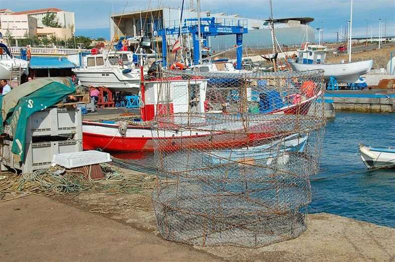 Pescadores en el muelle de Taliarte/TA.